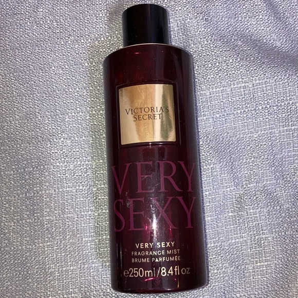I’m selling this because I got it as a gift and it’s just not my style, it smell - Picture 1 of 2